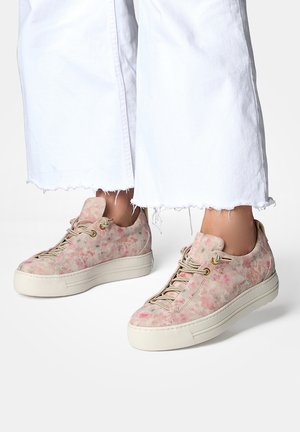 Sneakers in suede rosa chiaro con motivo floreale, suola chunky beige e lacci beige. La linguetta presenta una forma arrotondata e un branding minimale.