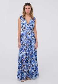 Abito maxi con stampa floreale blu, caratterizzato da una profonda scollatura a V, maniche a cappuccio e design fluente. Realizzato in tessuto leggero con una consistenza morbida.