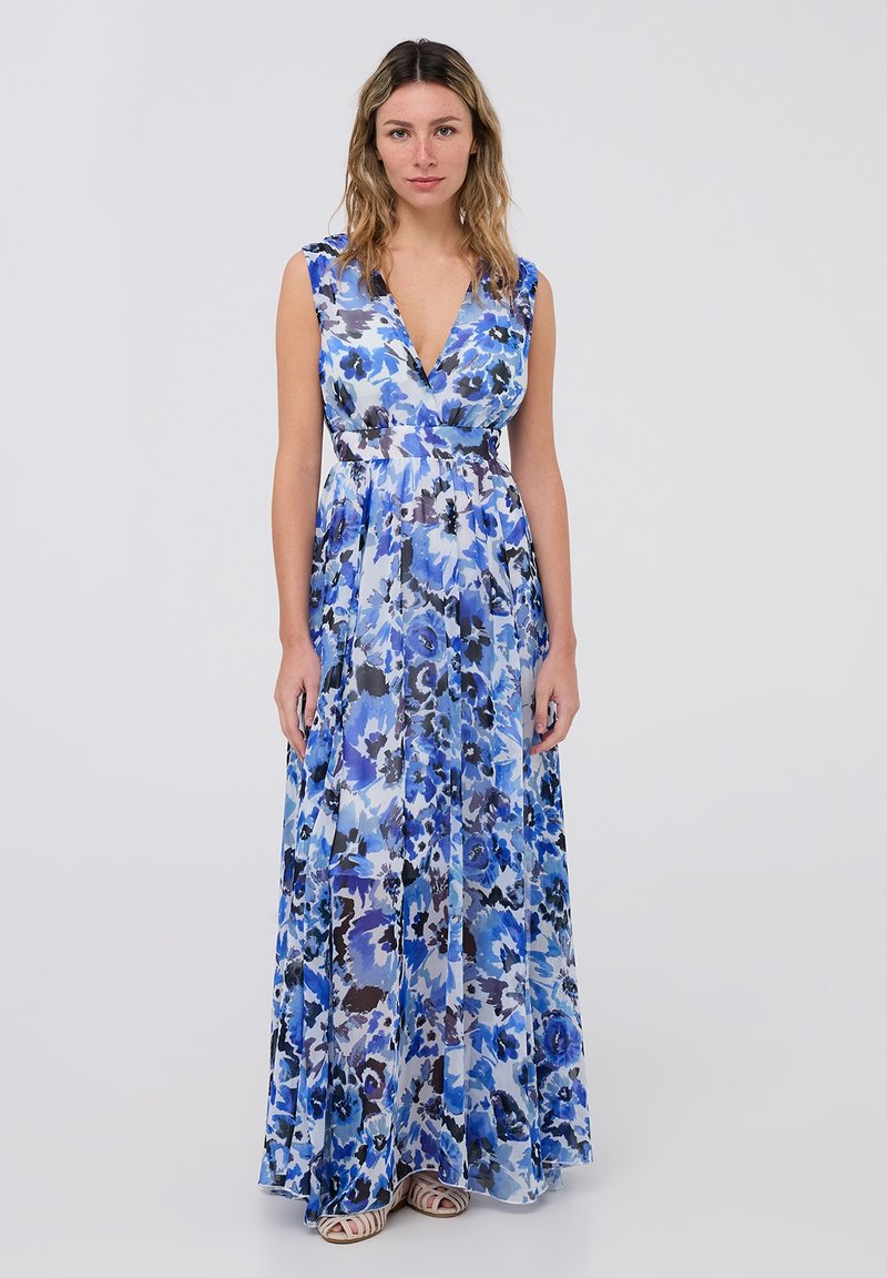 Abito maxi con stampa floreale blu, caratterizzato da una profonda scollatura a V, maniche a cappuccio e design fluente. Realizzato in tessuto leggero con una consistenza morbida.