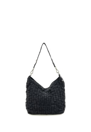 Borsa a tracolla in pelle nera intrecciata con una singola tracolla e hardware color argento, mostrata su sfondo bianco.