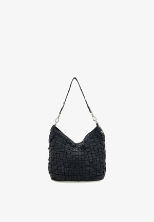 Borsa a tracolla in pelle nera intrecciata con una singola tracolla e hardware color argento, mostrata su sfondo bianco.