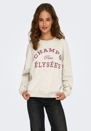 Sweatshirt gris clair avec le texte bordeaux "CHAMPS ÉLYSÉES Paris", à coupe décontractée et avec des poignets et un ourlet en côte, associé à un jean foncé.