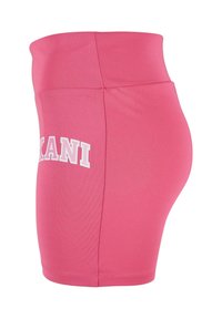 Augsti vidukļa rozā džersija šorti ar gludu tekstūru. Malā ir balta uzraksts. Izstrādāti komfortam un elastībai.