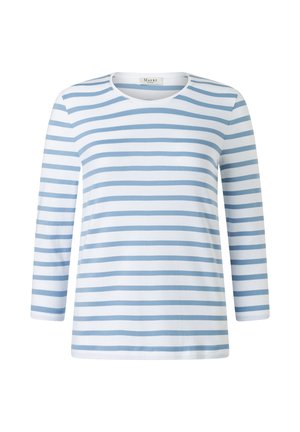 Langärmliges weißes Hemd mit hellblauen horizontalen Streifen und rundem Ausschnitt, vor einem schlichten Hintergrund präsentiert.