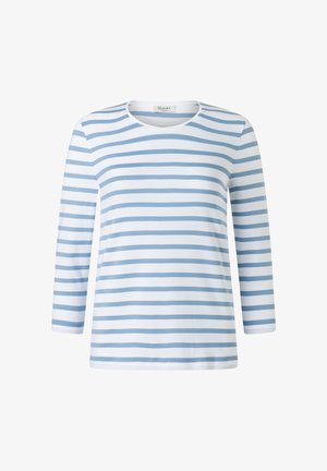 Langärmliges weißes Hemd mit hellblauen horizontalen Streifen und rundem Ausschnitt, vor einem schlichten Hintergrund präsentiert.