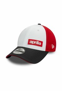 Gorra de béisbol con una parte delantera blanca, lados rojos y visera negra. Presenta un logo de "aprilia" en un parche rojo y una etiqueta de tamaño circular.