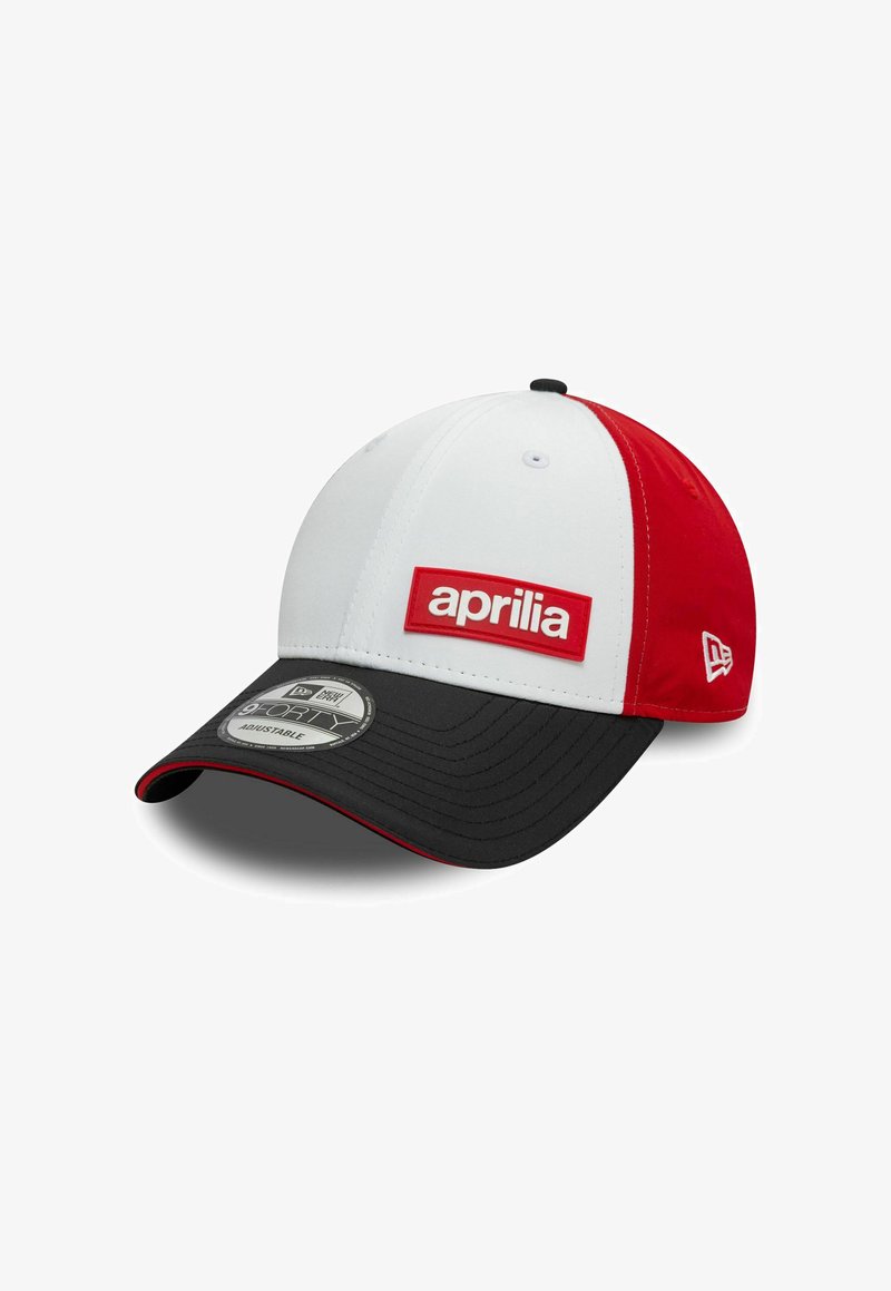 Gorra de béisbol con una parte delantera blanca, lados rojos y visera negra. Presenta un logo de "aprilia" en un parche rojo y una etiqueta de tamaño circular.