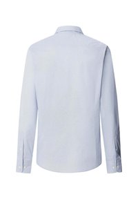  lichtblauw overhemd met lange mouwen en een button-down kraag, met een subtiele textuur en knopen op de manchetten.