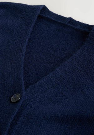 Tamsiai mėlynas kardiganas iš minkštos mezgimo medžiagos, turintis V formos iškirptę ir sagų užsegimą. Tekstūruotas paviršius su minimaliais dekoro elementais.