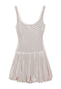 Robe rose clair à design sans manches, présentant un tissu texturé avec de petits trous et une jupe évasée.