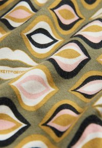 Audinys su raštu, kuriame persipynę formos rožinės, baltos, juodos ir auksinės spalvų ant žalsvos pagrindo; minkšta tekstūra; medvilnės medžiaga.