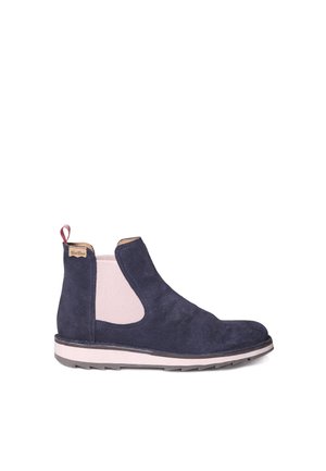 Bottine en suede bleu marine avec des panneaux latéraux élastiques, surface texturée et un accent rose. Dispose d'une semelle marron et blanche avec un léger motif.