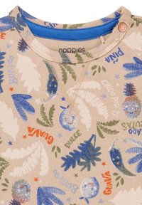Beige Langarmhemd mit einem verspielten Obst- und Pflanzenmuster in Blau und Grün, einer blauen gerippten Halslinie und einem einzelnen Knopfdetail.