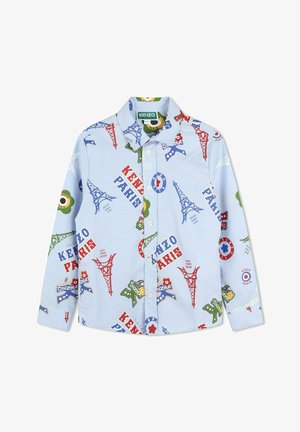Chemise à manches longues bleu clair avec des imprimés colorés de la Tour Eiffel et de logos. Présente un devant boutonné et un design de col classique.