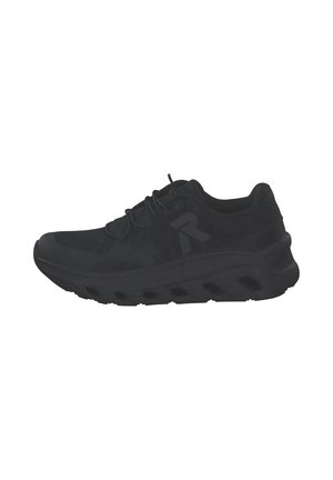 Chaussure de sport noire avec un dessus en maille, des superpositions texturées, un col rembourré et une semelle épaisse et striée pour le soutien et le confort.