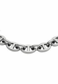 Collar de cadena de metal plateado con eslabones ovalados alargados y acentos de logo grabados. Textura suave con un acabado pulido.