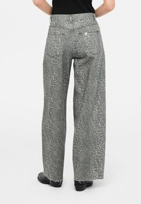 Grijze wijde jeans met een subtiel luipaardprintpatroon, rafelige zomen en een hoge taille met achterzakken.