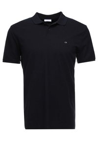 Czarna bawełniana koszulka polo z krótkim rękawem, kołnierzykiem i wyszywanym logo po lewej stronie klatki piersiowej. Gładka faktura, klasyczny design.