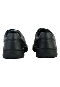 Schwarze Lederschuhe mit abgerundeten Fersen, strukturierten Oberflächen und einer gepolsterten Sohle. Verfügt über ein dezentes Logo an der Seite.