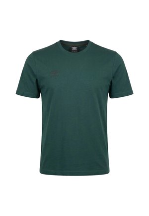 T-shirt vert foncé à manches courtes avec col rond, petit logo Umbro noir sur le côté gauche de la poitrine et étiquette à l'intérieur du col.