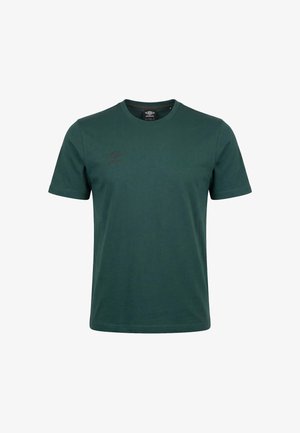 T-shirt vert foncé à manches courtes avec col rond, petit logo Umbro noir sur le côté gauche de la poitrine et étiquette à l'intérieur du col.