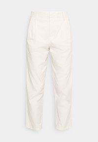Jasnobeżowe, wysokogabarytowe spodnie wykonane z tkaniny bawełnianej. Charakteryzują się prostym krojem nogawek, widocznymi zakładkami oraz gładką fakturą.