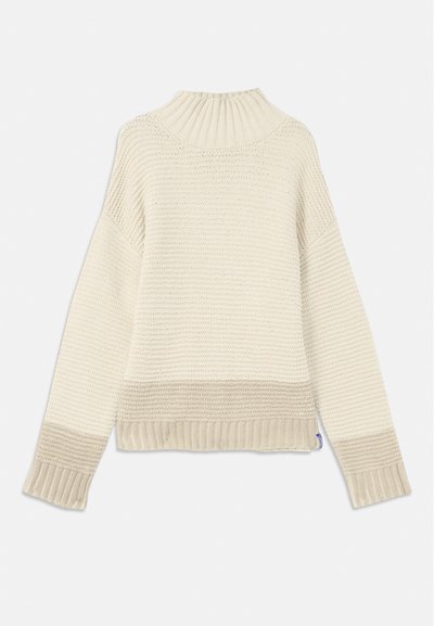 Flauschiger Strickpullover in Creme mit hohem, geripptem Kragen. Verfügt über strukturierte Muster sowie gerippte Bündchen und Saum. Weicher, warmer Stoff.