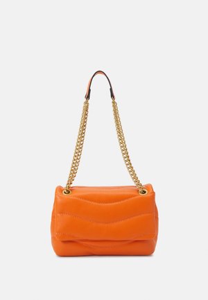 Bolso de hombro de cuero naranja con costuras curvas y correa de cadena en tono dorado sobre un fondo blanco liso.