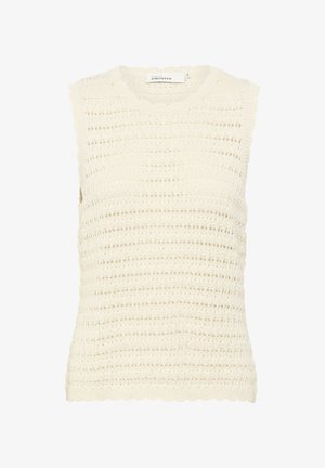 Top de punto texturizado en color crema con un escote y bordes de hombros con forma de concha, que presenta un patrón de tejido abierto y un diseño sin mangas.