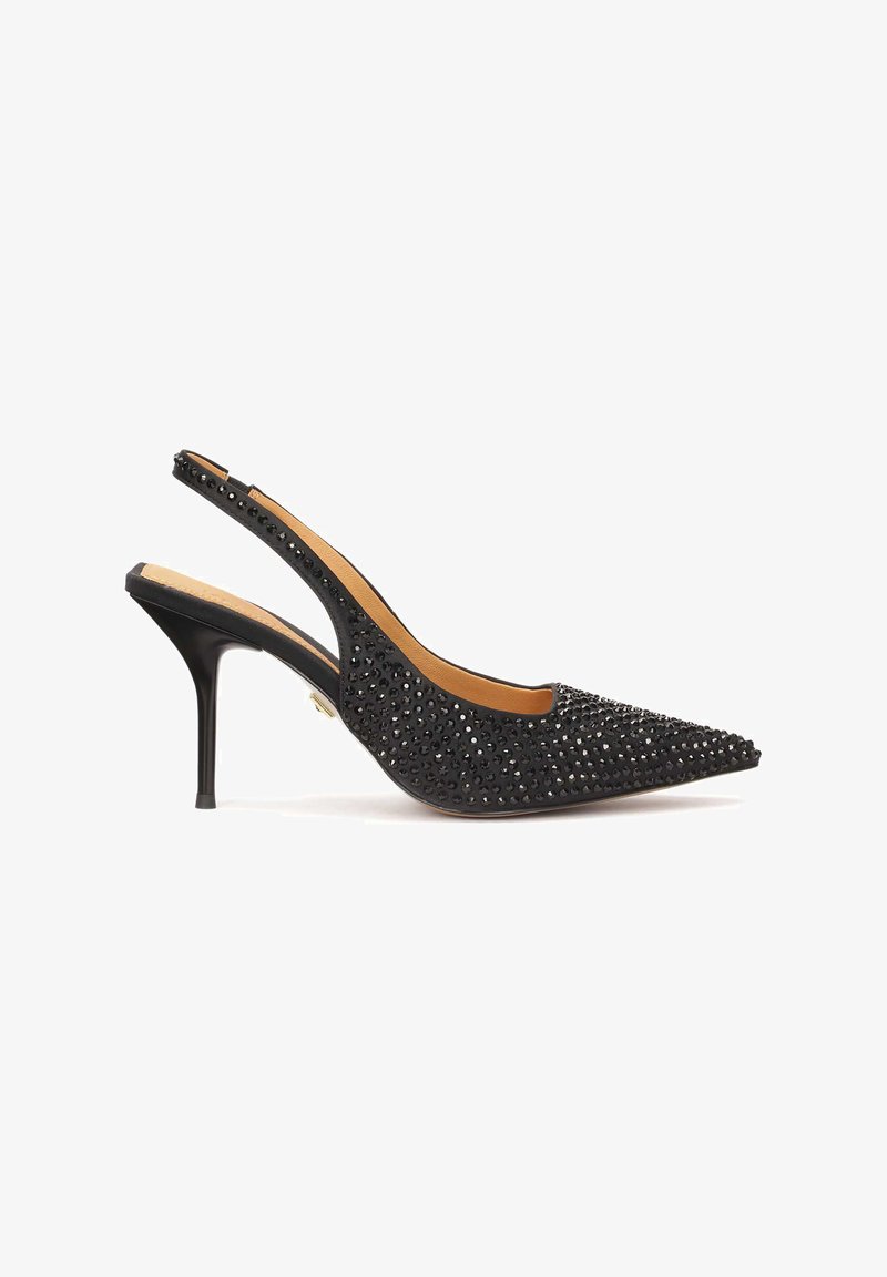 Scarpa con tacco alto slingback nera, con punta a sgancio, decorata con strass neri e un tacco sottile. Interno in pelle liscia.