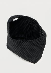 Μαύρο υφαντό καλάθι αποθήκευσης με υφή και ανοιχτό πάνω μέρος. Διαθέτει στρογγυλεμένες λαβές και ετικέτα με λογότυπο φύλλου.