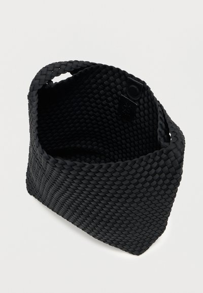 Μαύρο υφαντό καλάθι αποθήκευσης με υφή και ανοιχτό πάνω μέρος. Διαθέτει στρογγυλεμένες λαβές και ετικέτα με λογότυπο φύλλου.