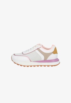 Scarpa atletica bianca e pastello con tomaia in rete, accenti rosa e beige, intersuola viola e suola in gomma testurizzata.