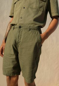 Next REGULAR FIT - Short - green