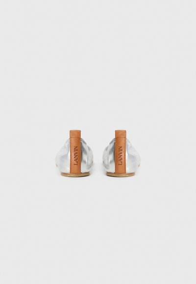 Zilveren ballerina's met een gladde textuur, bruine leren hielaccent en letters "Lanvin" in reliëf op de achterkant. Gebogen vorm, minimalistisch ontwerp.