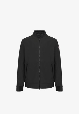Chaqueta negra hecha de un tejido suave y resistente al agua. Presenta un alto cuello, cierre frontal y dos bolsillos laterales con cremallera. Diseño simple.