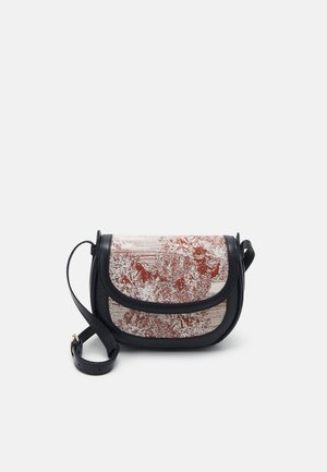 Kleine Crossbody-Tasche mit verstellbarem schwarzem Lederriemen und floral gemustertem Stoff in Brauntönen und Weiß auf der Vorderklappe.