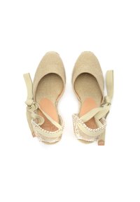 Espadrillas in canvas beige con punta rotonda, legami alla caviglia e accenti tessuti a trama. Fodera interna liscia e suole piatte.