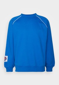 Felpa blu con scollo rotondo, polsini e fondo a costine. Presenta una banda bianca lungo le spalle e una toppa con logo sulla manica.