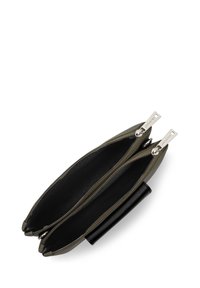 Pochette multi-zip verde oliva con dettagli neri, dotata di due scomparti spaziosi e di una chiusura lampo in metallo. Superficie esterna liscia.
