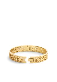 Pulsera de brazalete de oro con un intrincado diseño recortado, forma elegante y un cierre seguro. Textura suave con acabado pulido en todo.