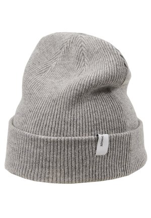 Beanie a coste grigia con risvolto e un piccolo etichetta. Tessuto morbido, forma casual e spessore medio adatto per il clima fresco.