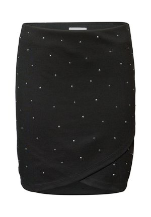Gonna nera in tessuto elasticizzato, con design a incrocio e borchie d'argento sparse come decorazione. Texture liscia e forma aderente.