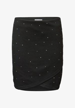 Czarna spódnica z elastycznego materiału, z kopertowym fasonem i rozsypanymi srebrnymi ćwiekami jako ozdobą. Gładka faktura i dopasowany krój.