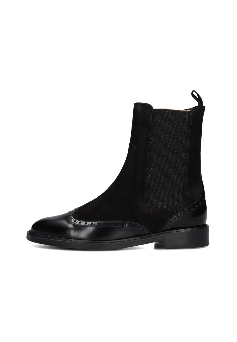 Zwarte Chelsea-laarzen met een suède bovenwerk, elastische zijpanelen en een gladde leren neus. Voorzien van decoratieve brogue-details en een lage hak.