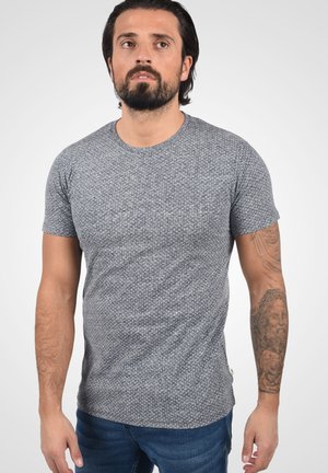 Grey short-sleeve t-shirt with a textured pattern. Ribbed crew neck, regular fit, and a small logo tag on the lower side.