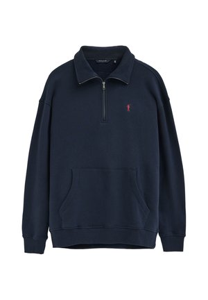 Marineblaues Sweatshirt mit Viertel-Reißverschluss, Kängurutasche und kleinem roten Logo einer Person, die einen Poloschläger hält, auf der linken Brust.
