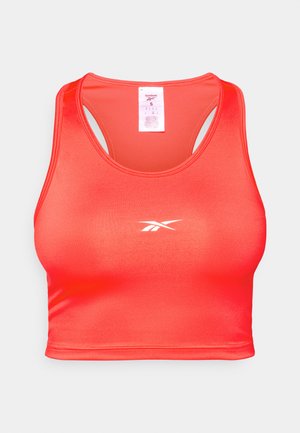 Sarkans sporta krūšturis, izgatavots no gludas, elastīgas auduma ar pieguļošu dizainu. Tam ir sacensību aizmugures stils un balts logo priekšpusē.