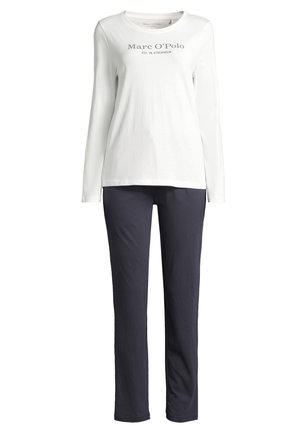 Hvid langærmet skjorte med "Marc O’Polo" logo i grå, parret med navy blå bomuldsbukser, begge i en afslappet pasform og simpelt design.