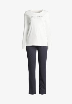 Camicia bianca a maniche lunghe con logo "Marc O’Polo" in grigio, abbinata a pantaloni in cotone blu navy, entrambi con una vestibilità comoda e un design semplice.